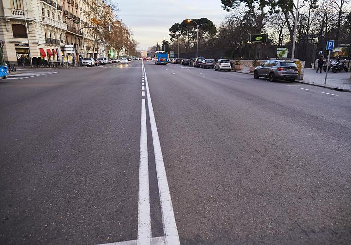 Un profesor de autoescuela enseña cómo aparcar sin que haya un coche de referencia: «Con ese poco me vale»