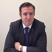 Un exbanquero español advierte a los ciudadanos que tengan sus ahorros en el banco