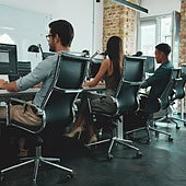 Despiden a un trabajador por no asistir a las fiestas organizadas por la empresa: ahora la justicia le da la razón