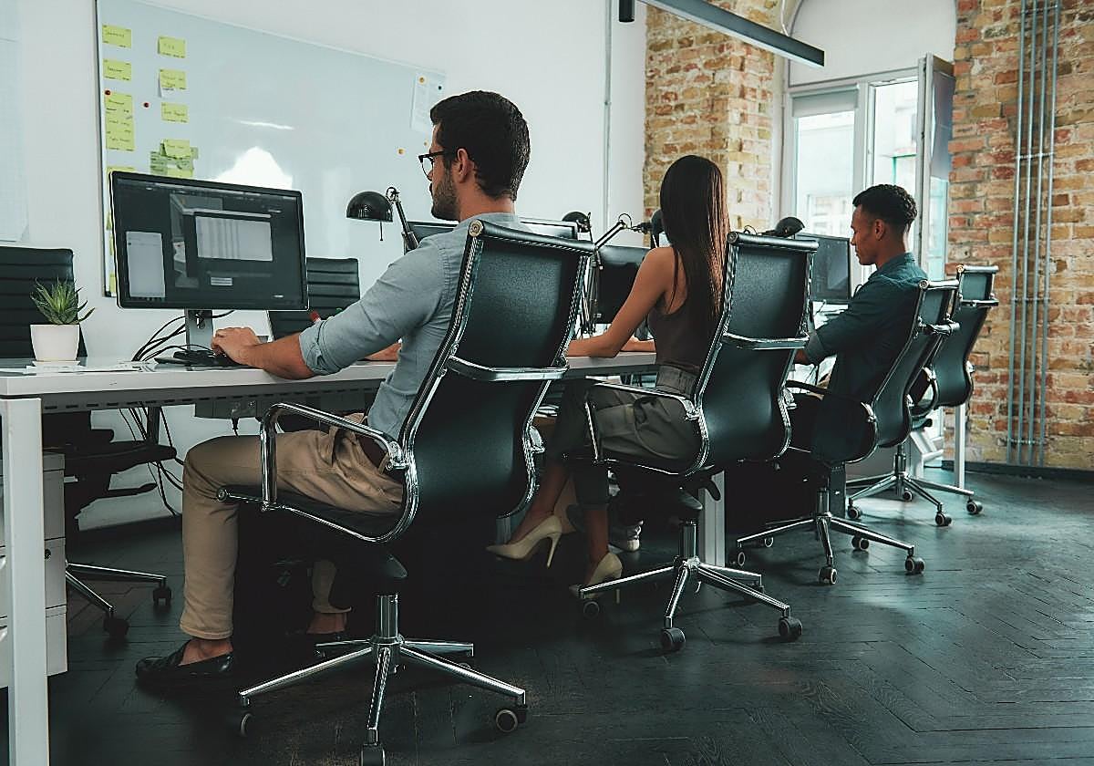 Despiden a un trabajador por no asistir a las fiestas organizadas por la empresa: ahora la justicia le da la razón