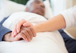 Un anciano de 92 años deja una herencia millonaria a una enfermera que lo cuidó 24 días antes de morir y ahora la Justicia le pide que lo devuelva