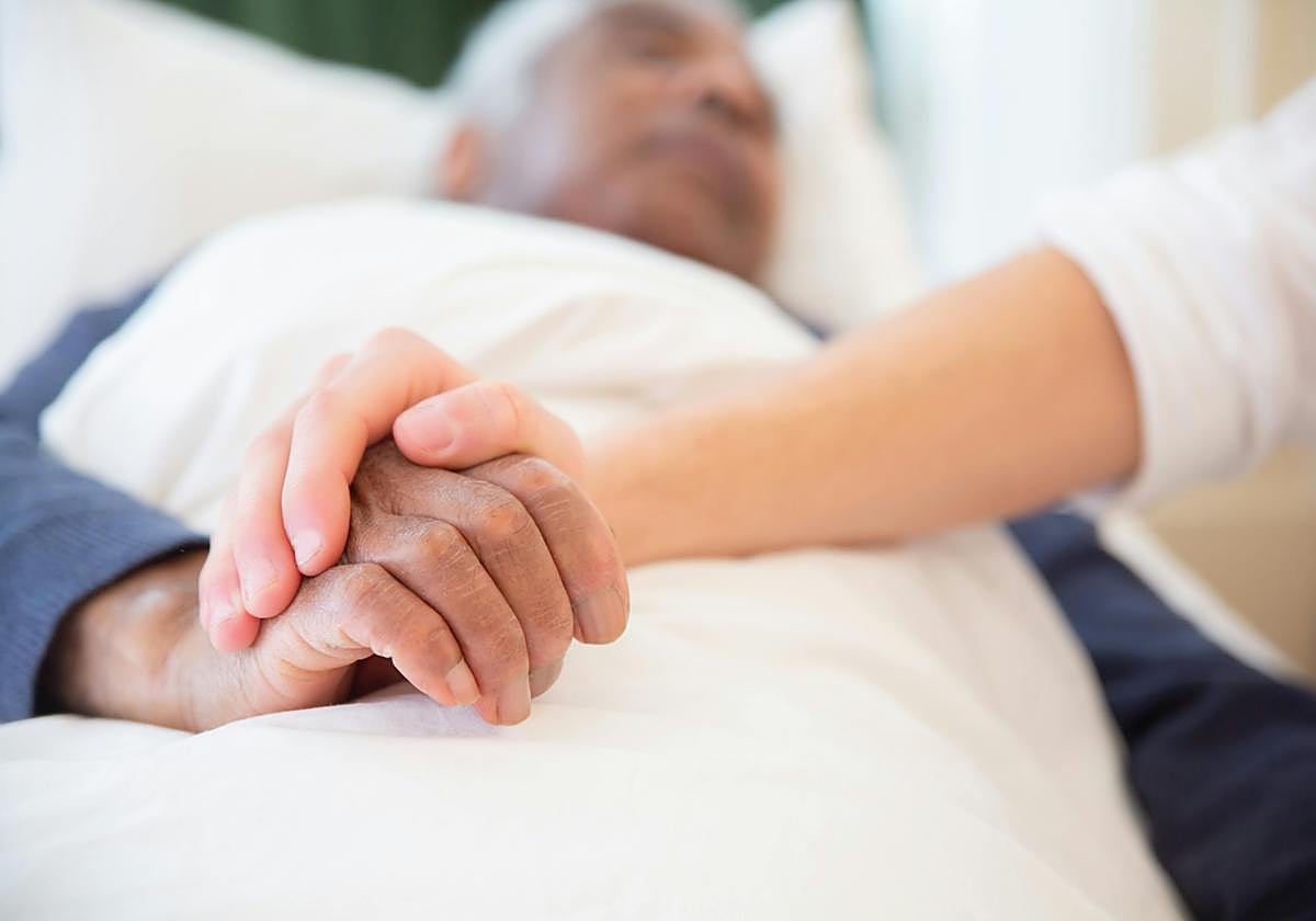 Un anciano de 92 años deja una herencia millonaria a una enfermera que lo cuidó 24 días antes de morir y ahora la Justicia le pide que lo devuelva