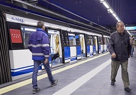 Un escocés que vive en España, harto de lo que hacen muchos viajeros en el Metro de Madrid a diario: «Es escalofriante»