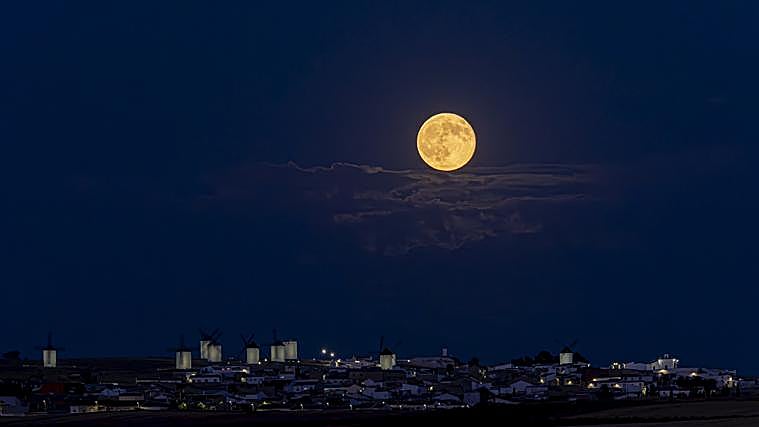 La luna entre los molinos de Campo de Criptana, en Ciudad Real