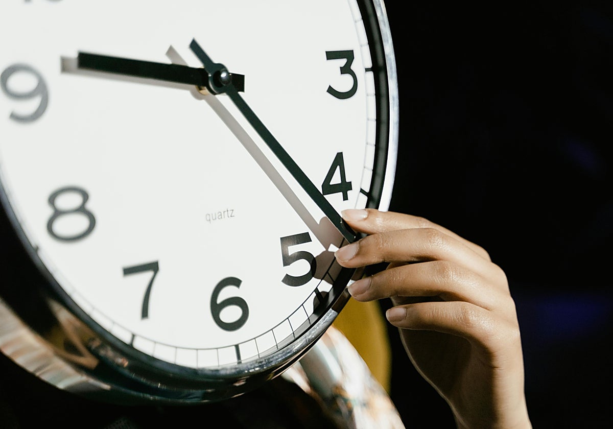 Ana Velasco, historiadora: «El cambio horario tiene unas raíces antiguas que se remontan al siglo XVIII»