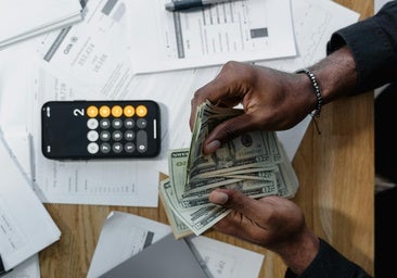 Gana más de 6 millones de euros en la lotería y se marcha del país por lo que hacen sus amigos con él