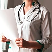 Una médica española, harta de lo que pasa con familiares y amigos por trabajar en el sector de la sanidad