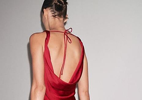 Imagen secundaria 1 - Zara tiene un vestido por menos de 50 euros que es perfecto para eventos como bodas y Navidad