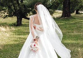 Una novia rompe a llorar en su boda tras ver a una invitada vestida de blanco y su amiga toma cartas en el asunto: «Me acerqué a ella...»