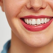 Una dentista avisa de qué alimentos manchan más los dientes y cómo darle solución sin dejar de tomarlos: «Consumes alguno cada día»