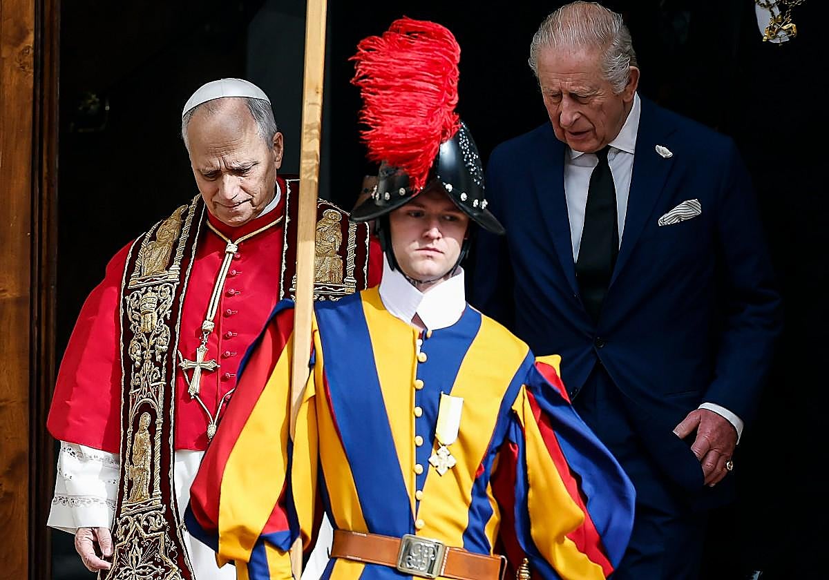 Un miembro de la Guardia Suiza desvela el dinero que gana protegiendo al Papa y los requisitos que hay para entrar en la Guardia: «Tengo un contrato normal»