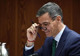 Pedro Ruiz opina con ironía sobre las gafas que llevó Pedro Sánchez en su comparecencia en el Senado: «Son solo atrezzo»