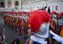 Un miembro de la Guardia Suiza explica cómo es un día normal de patrulla: «Mucha gente intenta provocarnos una reacción»