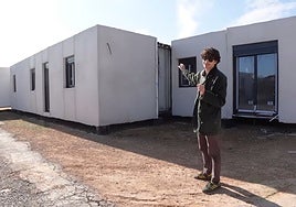 Así es vivir en una casa container: «Yo venía aquí con la idea de que el baño sería sin ducha, para lavarte las manos, pero cabe todo»