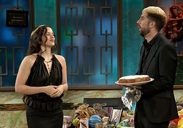 La receta del bizcocho de Rosalía que llevó a 'La Revuelta' y repartió al público: «De 14 kilates»