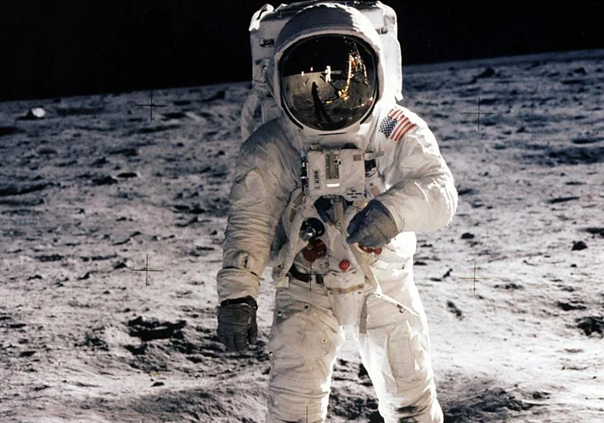 Fotografía de archivo tomada el 20 de julio de 1969 que muestra al astronauta estadounidense Neil Armstrong bajando del módulo lunar del Apolo XI en la superficie de la luna