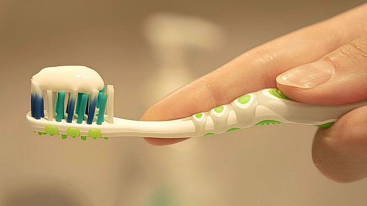 Simón Pardiñas, dentista, sobre cada cuánto tiempo hay que cambiar el cepillo de dientes: «Se acumulan millones de bacterias que pueden ser perjudiciales»