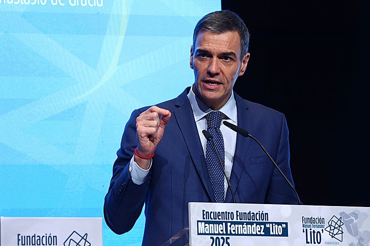 Arturo Pérez-Reverte oye a Pedro Sánchez decir que no tiene ningún vínculo personal con Ábalos y su reacción no pasa desapercibida: «Amo a este tío»