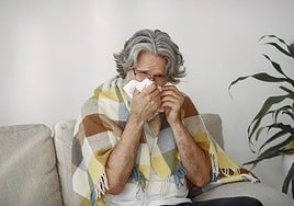 Amara Aladel, doctora de urgencias, advierte a los españoles sobre la gripe: «No lo ves, pero ahora mismo puedes tener el virus en las manos»