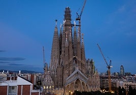 Una arquitecta ve la Cruz de la Torre de Jesucristo de la Sagrada Familia y opina sobre la nueva pieza de esta basílica: «Por su significado y escala...»