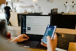 Un experto en tecnología lanza un aviso a quienes se conectan a redes wifi públicas: «Tus datos viajan por el aire sin 'escudo'»