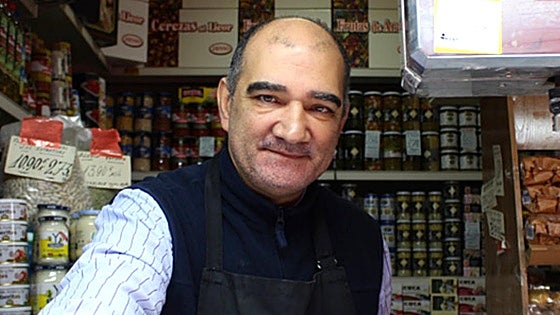 Juan, comerciante en un mercado municipal, sobre los precios de los dulces en Navidad: «Con el problema del chocolate, han subido bastante más»