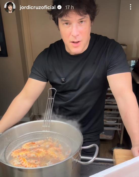Capture of Jordi Cruz's video in which he explains how to cook shrimp