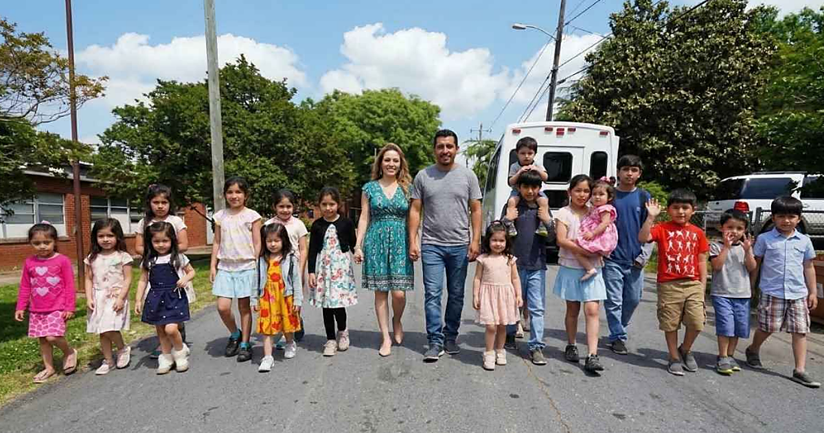 Patricia y Carlos, padres de 16 hijos: «Es muy difícil tener tantos niños y no hay orden, pero gracias a Dios siempre salimos adelante con ellos»