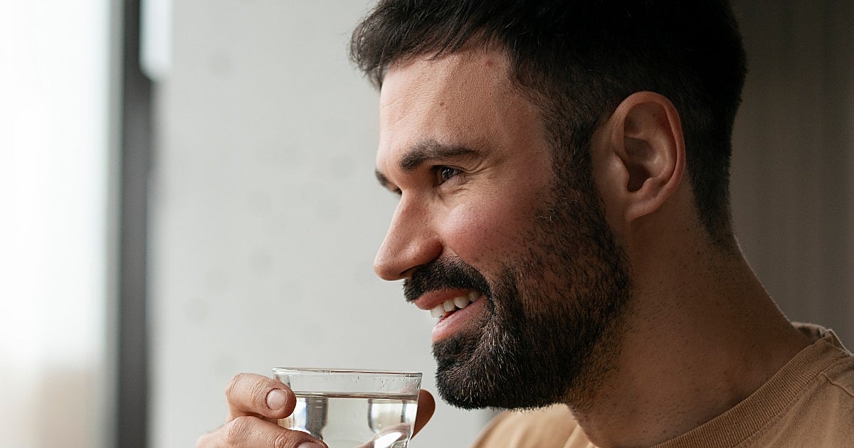 Liu Zheng, experto en medicina china: «El agua fría no hidrata y puede generar retención y edemas»