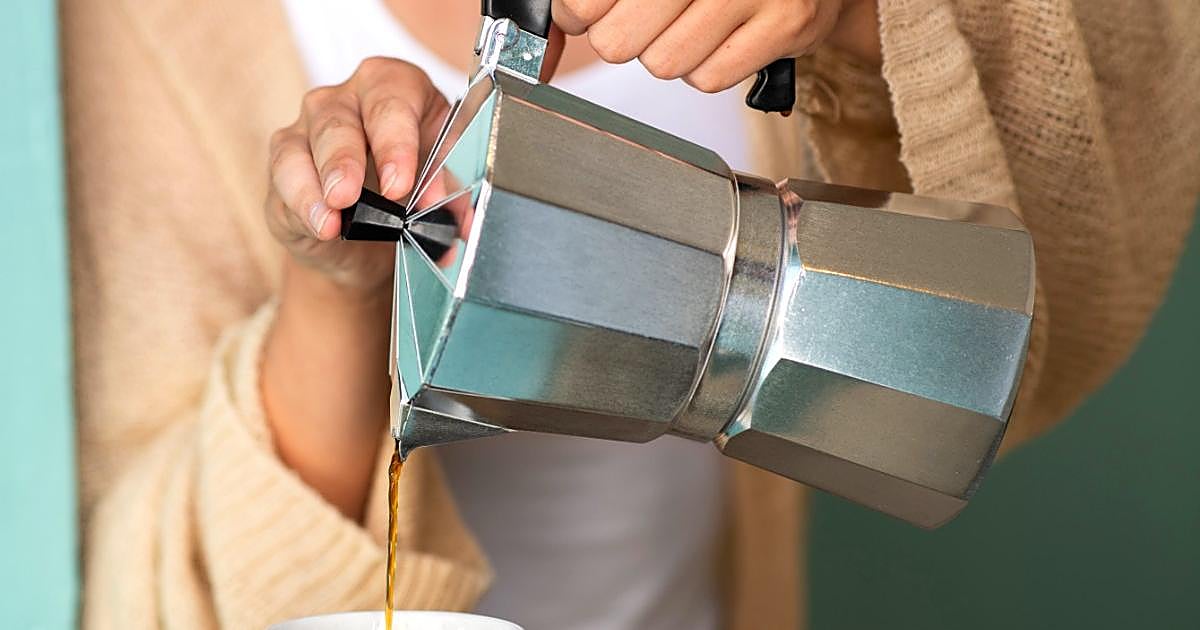 El sencillo truco para limpiar la cafetera italiana en solo unos segundos y que el café sepa aún mejor
