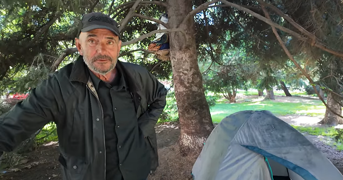 Vive en la calle desde hace seis años tras trabajar toda su vida como limpiabotas en el hotel Palace de Madrid: «Gano entre 20 y 30 euros al día»