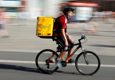 Junior, venezolano en España: «Trabajando una semana en Glovo gano 547 euros»