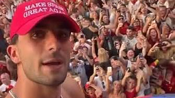 Ferran Torres, sobre el motivo por el que llevó la gorra de 'Make Spain Great Again' en la celebración del Mundial: «Honestamente, no sé de política»