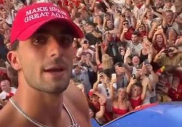 Ferran Torres, sobre el motivo por el que llevó la gorra de 'Make Spain Great Again' en la celebración del Mundial: «Honestamente, no sé de política»