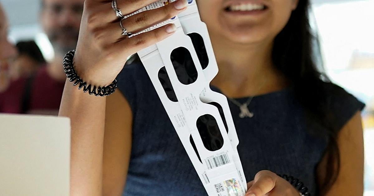Los oftalmólogos coinciden sobre el eclipse solar: «Mirarlo sin gafas homologadas puede provocarte un problema de visión permanente»