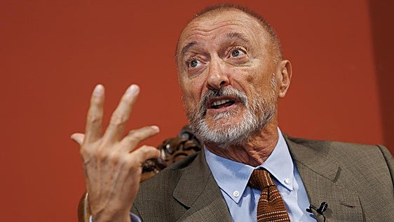 Pérez-Reverte escucha a una periodista de la RTVE de Sánchez usar el lenguaje inclusivo y es contundente: «Llegamos a un punto en el que la imbecilidad no tiene límites»