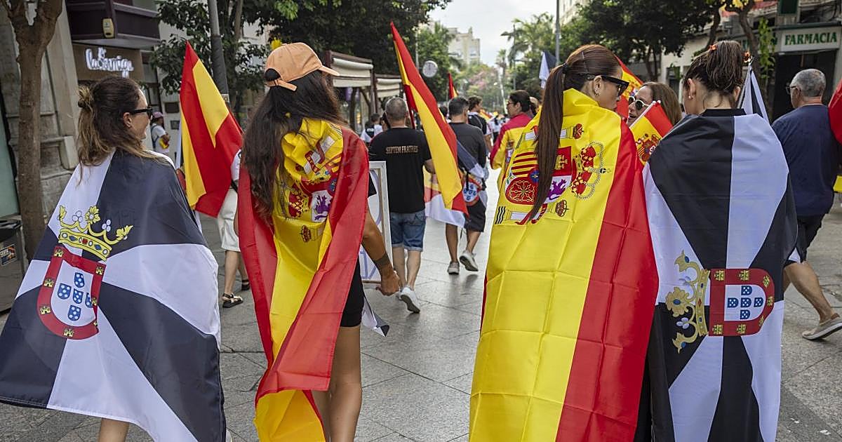 Se dispara la compra de banderas de Ceuta como símbolo de apoyo a sus ciudadanos: es la más vendida en Amazon en el último mes