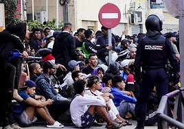 Carlos Herrera, convencido de lo que va a pasar en Ceuta por el traslado de inmigrantes a campamentos: «Las playas se van a volver a llenar»