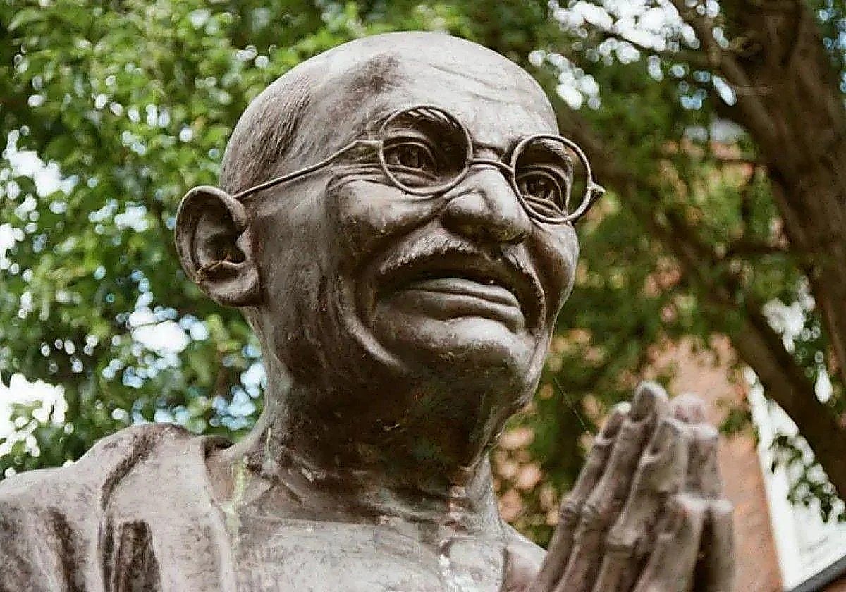 Mahatma Gandhi y su reflexión sobre el amor: «Un cobarde es incapaz de mostrarlo, hacerlo es la reserva de los valientes»