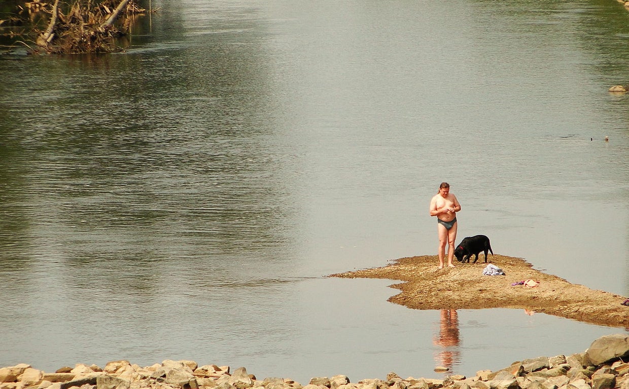 Hombre tomando el sol