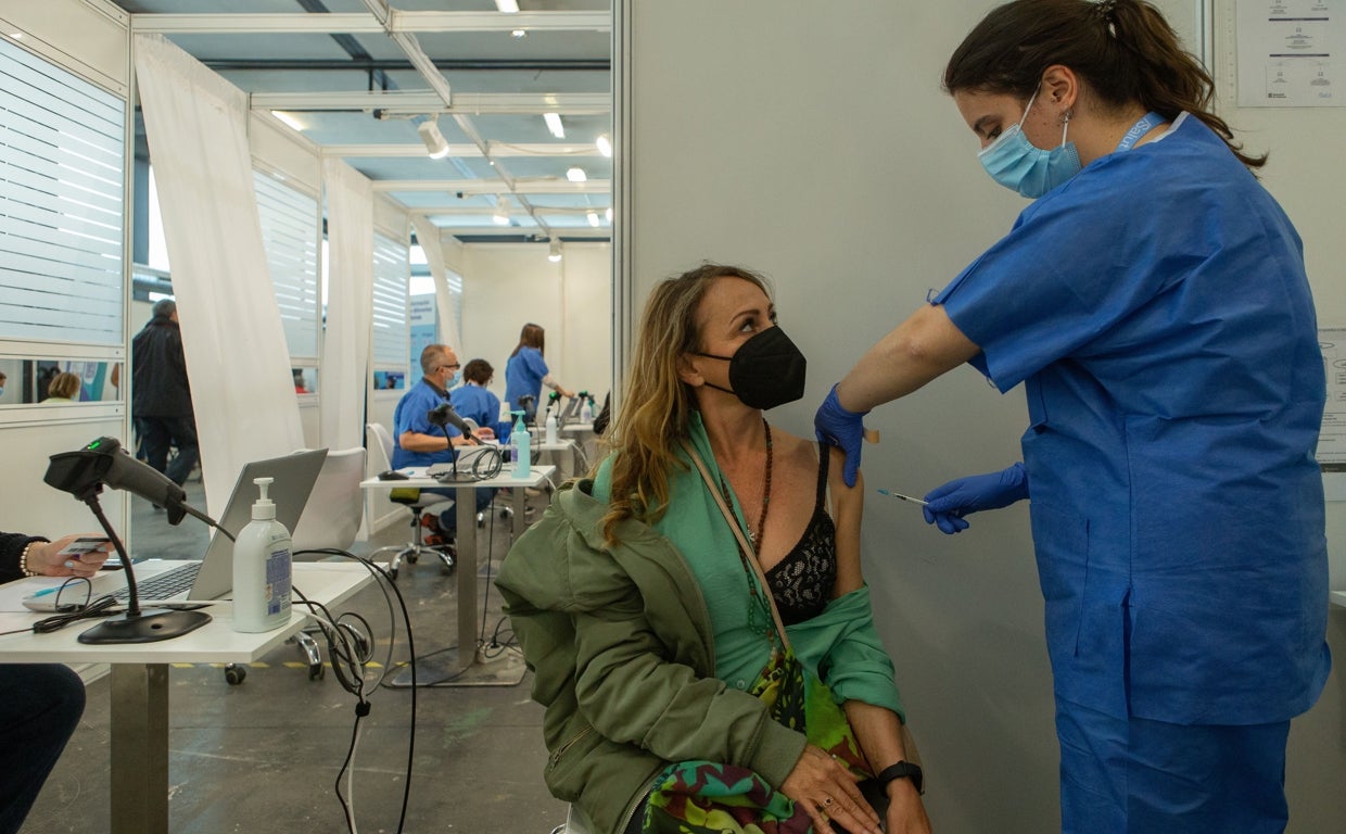 Una mujer recibe la vacuna contra el Covid-19