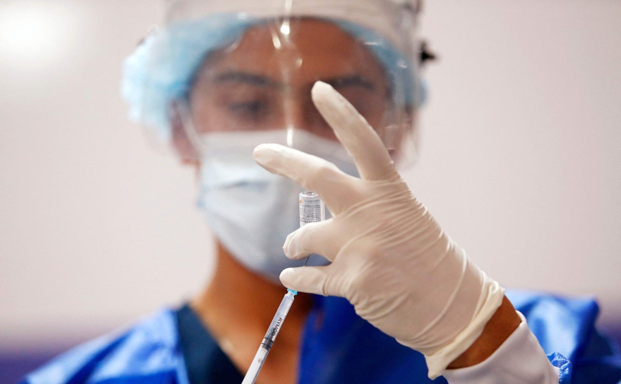 Una enfermera rellena una vacuna con una dosis contra el coronavirus