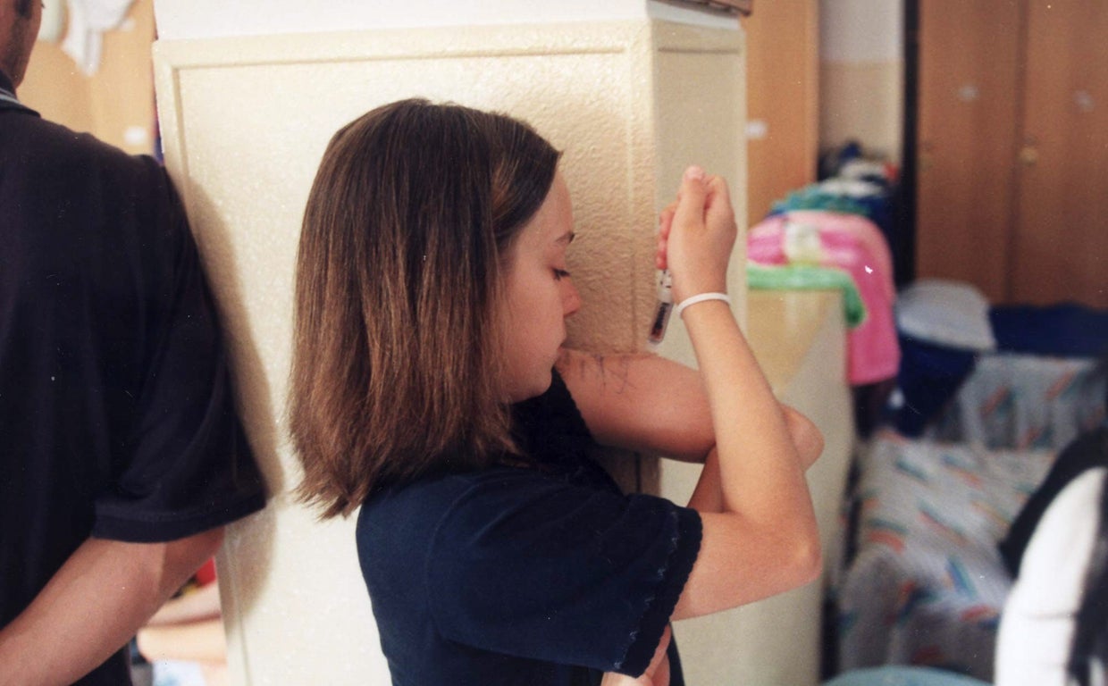 Niña inyectándose insulina