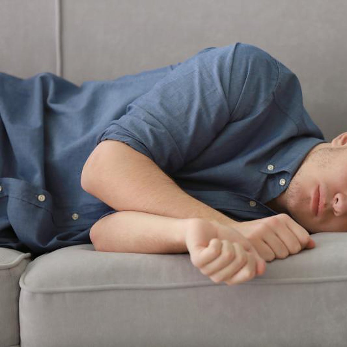 Sentirse solo e infeliz envejece más que fumar