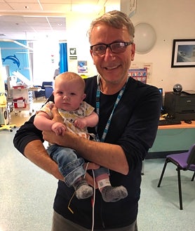 Imagen secundaria 2 - Finley es la primera persona en someterse a este tratamiento en Reino Unido. Abajo se le ve sonriente en su jardín y en los brazos del doctor Caputo