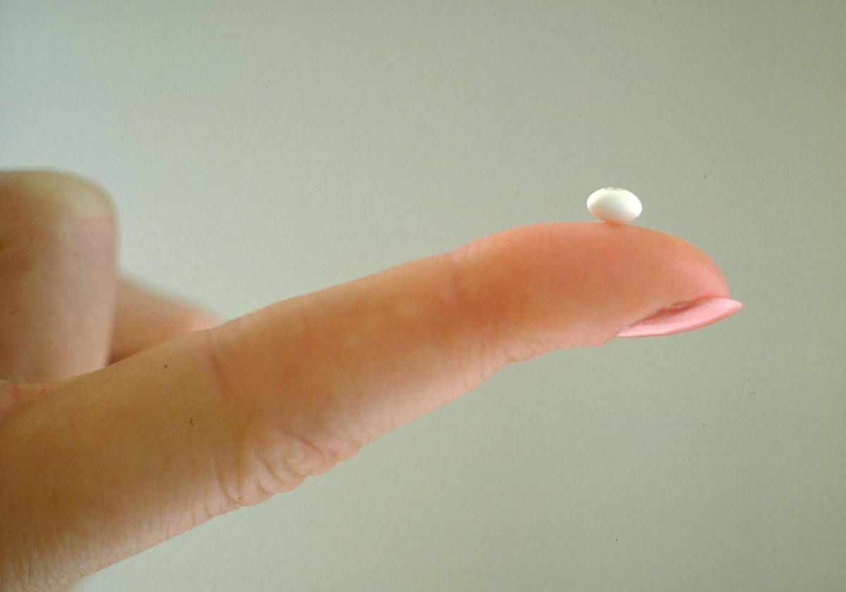 Los anticonceptivos hormonales pueden contener estrógeno y progestina o únicamente progestina