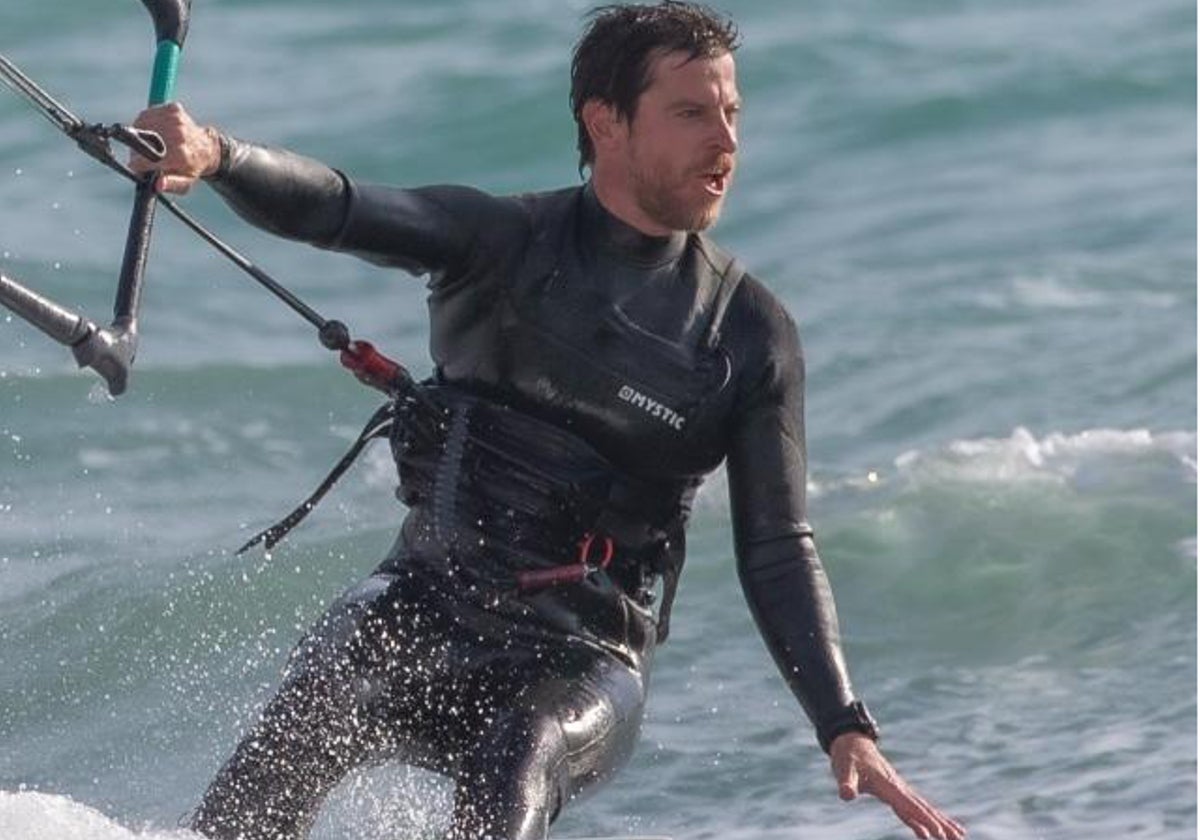 Manu Baqueiro practicando su deporte favorito en Tarifa