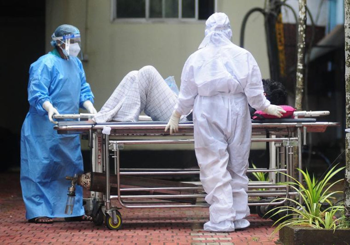 Trabajadores de la salud con equipos de protección trasladan a un hombre con síntomas del virus Nipah a una sala de aislamiento en un hospital gubernamental en Kozhikode, en el estado de Kerala, en el sur de la India