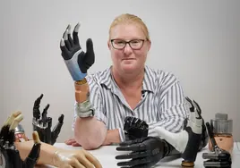 La mano biónica que siente al fusionarse con el esqueleto y los nervios