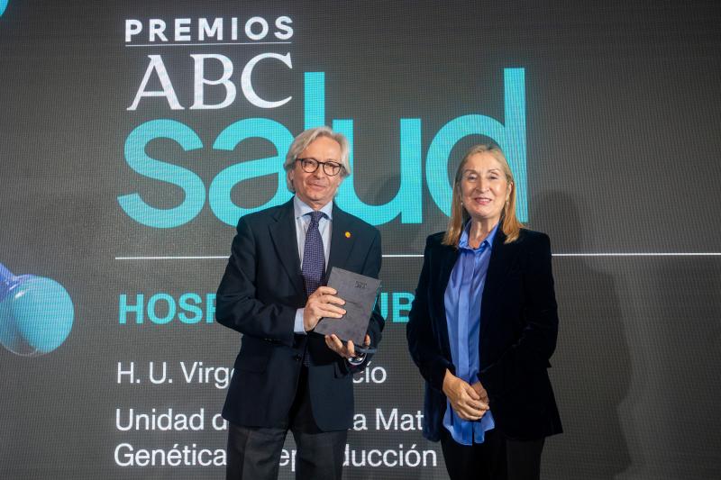 Guillermo Antiñolo, director de la Unidad de Medicina Maternofetall del Hospital  Virgen del Rocío de Sevilla recoge el premio de  la exministra de Sanidad, Ana Pastor